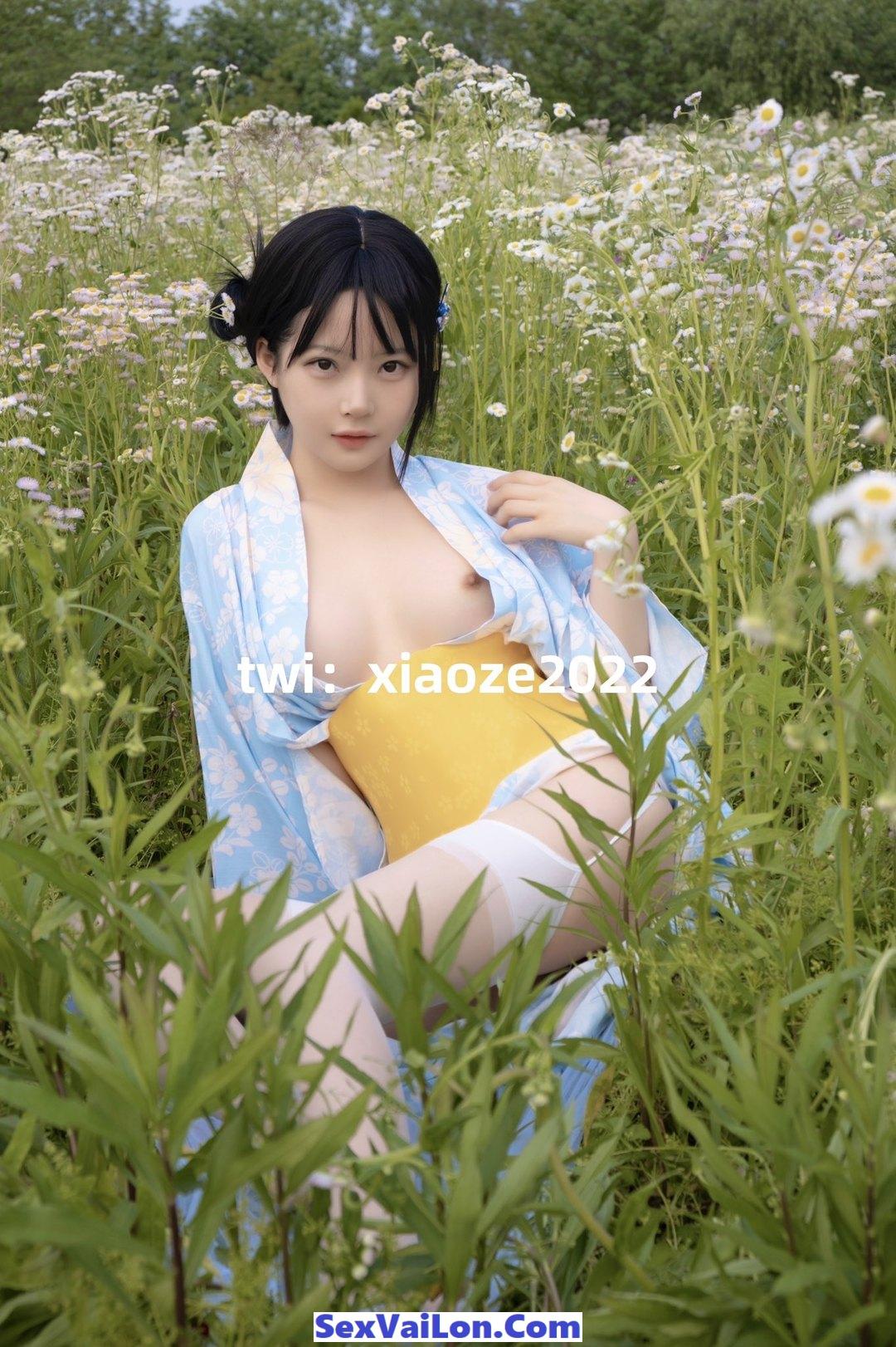 Hot girl Trung Quốc thích chụp ảnh sex ngoài bãi cỏ